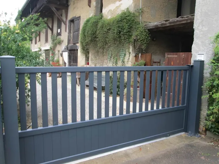 Pose d'un portail électrique pour une maison à Tullins, Tullins, Zabatta Menuiserie